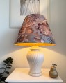 lampa-z-eleganckim-zlotym-abazurem.jpg