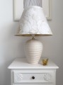 kremowa-lampa-ceramiczna-z-eleganckim-abazurem.jpg
