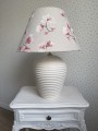 abazur-z-kwiatami-magnolii-na-lampie-stolowej.jpg