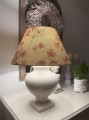 lampa-z-zapalonym-abazurem-na-komodzie.jpg