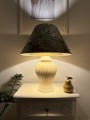 elegancka-lampa-z-zapalonym-abazurem.jpg