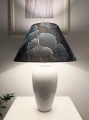 zapalona-lampa-na-bialej-komodzie.jpg