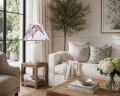 jasny-salon-z-lampa-ceramiczna-na-stoliku.jpg