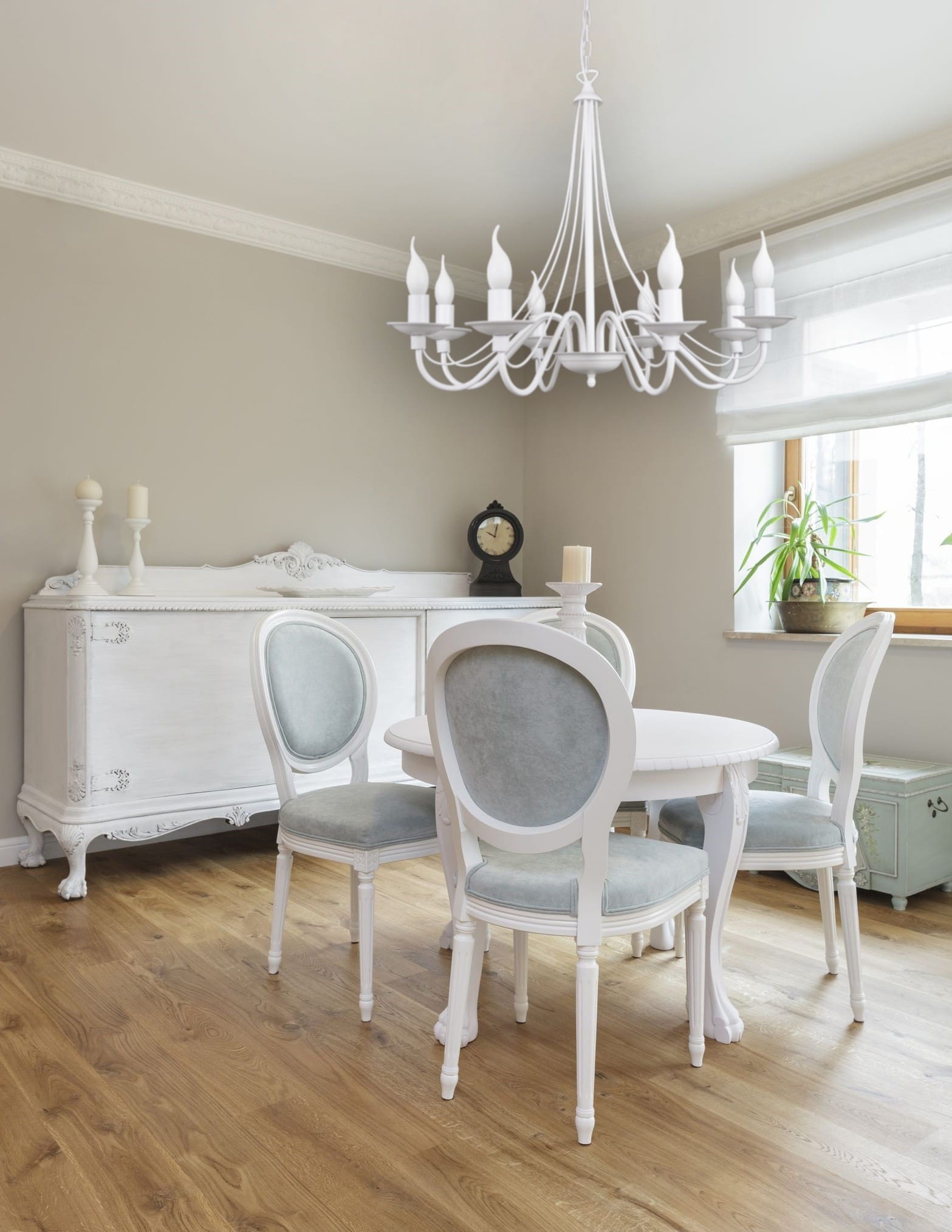 bialy-zyrandol-w-eleganckiej-jadalni