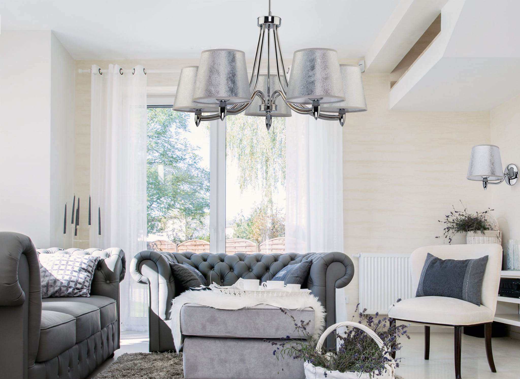 srebrny-zyrandol-w-klasycznym-salonie